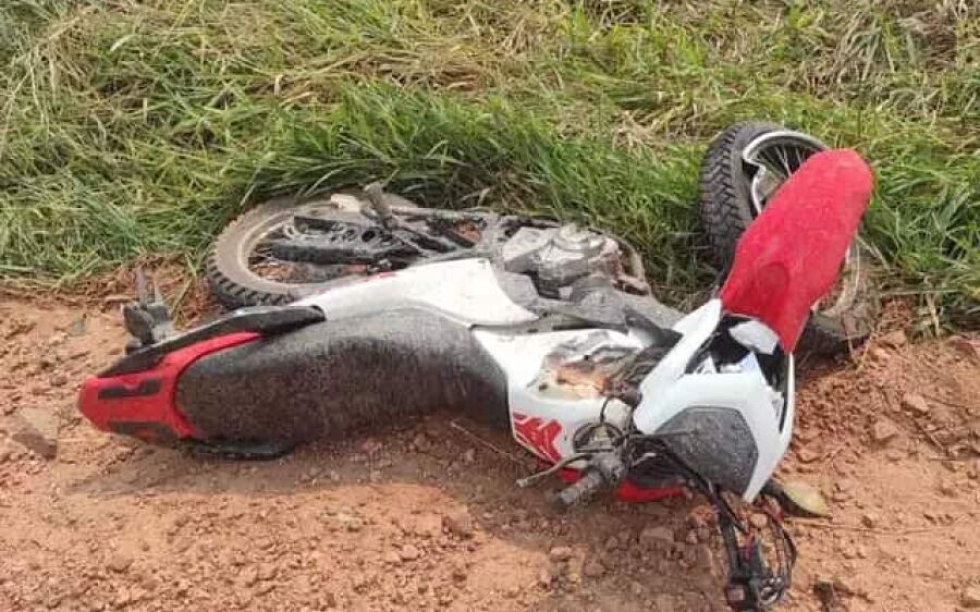 Motociclista morre ao invadir pista contrária e atingir caminhão