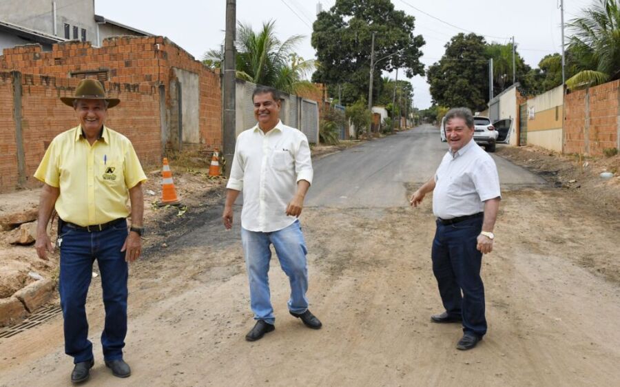 Senador Nelsinho Trad garante R$ 429 mil para obras de asfalto e drenagem em cidades do interior
