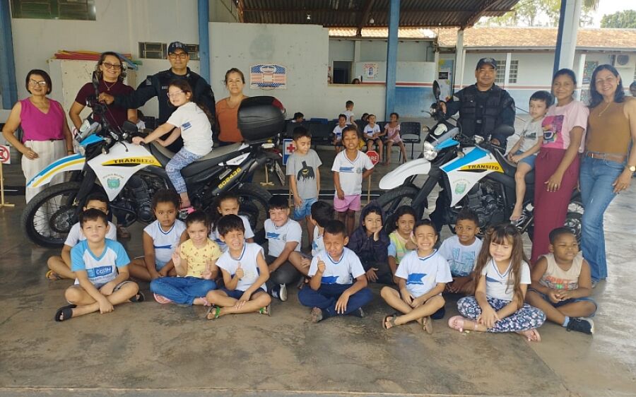 Policiais ensinam crianças sobre segurança no trânsito em ação educativa em Coxim