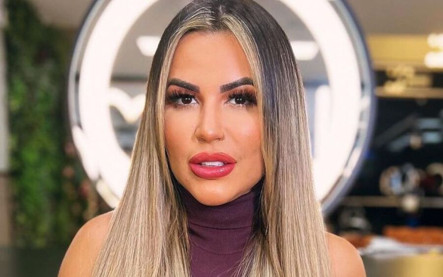 Deolane Bezerra se declara inocente ao chegar em Fórum