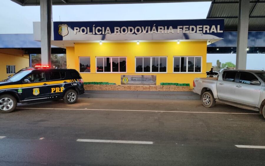 PRF recupera caminhonete e apreende 884 Kg de maconha em Paranaíba