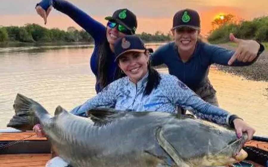 Pescadora amadora fisga jaú 