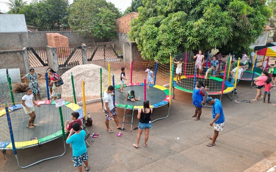 Moradores do Bairro Jorge Ritt promovem festa solidária e alegram centenas de crianças em Coxim