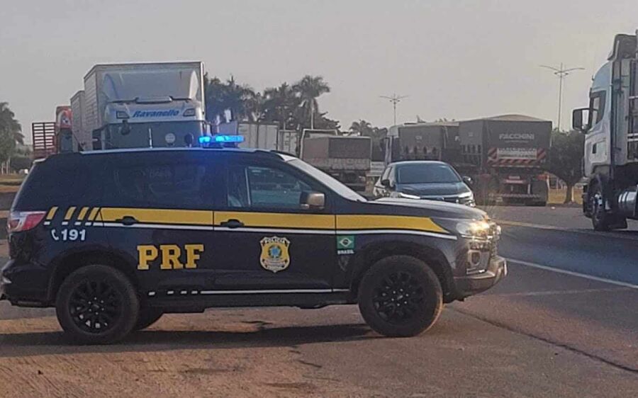 Homem é preso por dirigir embriagado e portar drogas após fuga da PRF em São Gabriel do Oeste