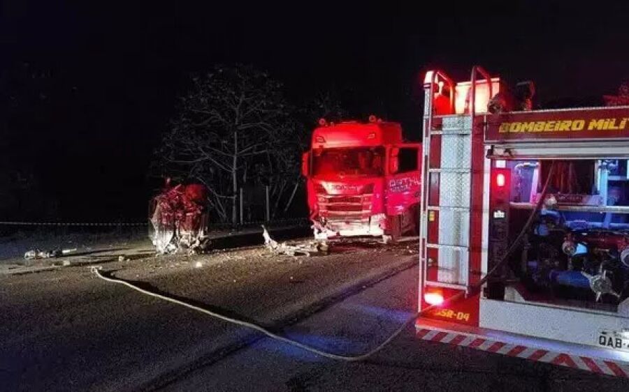 Motorista de carro morre ao bater de frente com carreta