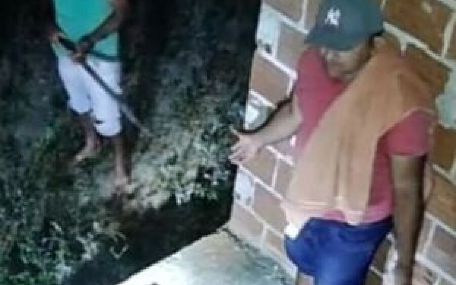 Homem é pego furtando calcinhas e apanha de morador