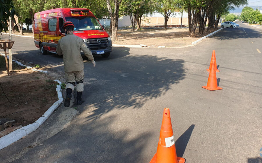 Ciclista sem freios invade preferencial e colide na lateral de camionete no Flávio Garcia