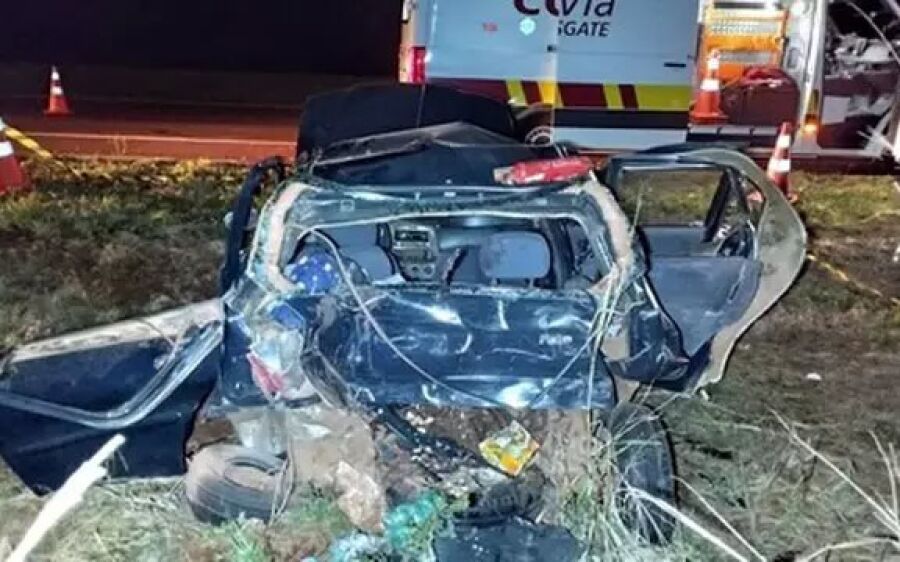 Família fica em estado grave após carro cair em barranco