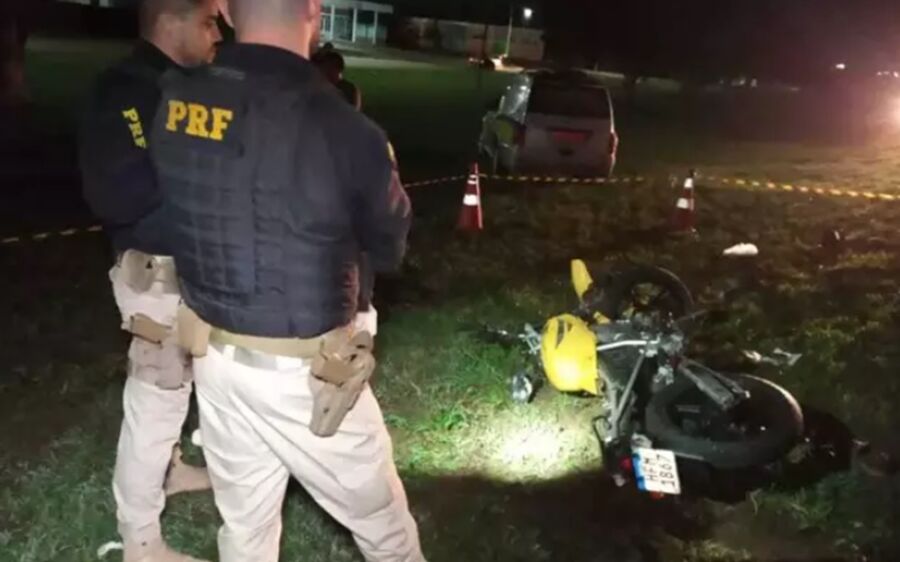 Motociclista morre ao ser arremessado em acidente com carreta na BR-163