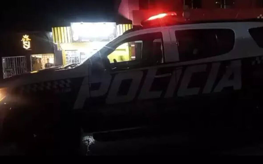 Suspeito de assassinato há quase três anos é baleado em frente de casa