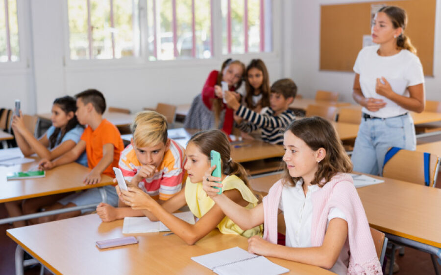 Comissão de Educação aprova projeto que proíbe celular em escolas