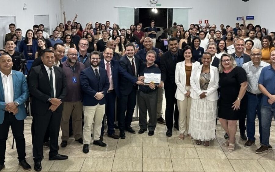 Vereadores entregam moções de congratulação para homenageados neste mês de outubro