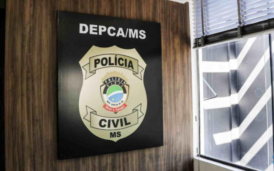 Mãe descobre vídeos e fotos das filhas no celular do marido e denúncia
