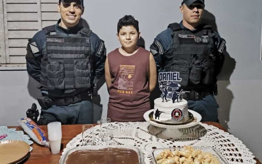 Policiais participam de aniversário de fã e fazem a alegria de jovem em Rio Verde