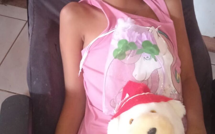 Menina com paralisia infantil busca ajuda no tratamento da broncoespasmo grave