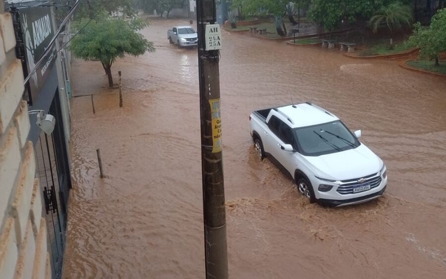 Chuva intensa alaga ruas e avenidas em Coxim e causa transtornos