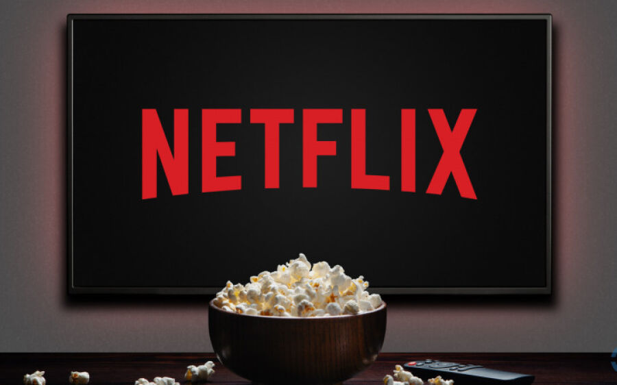 Netflix encerra plano básico e transfere assinantes para versão com anúncios