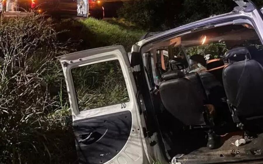 Pneu estoura e carro de empresa viária capota em rodovia