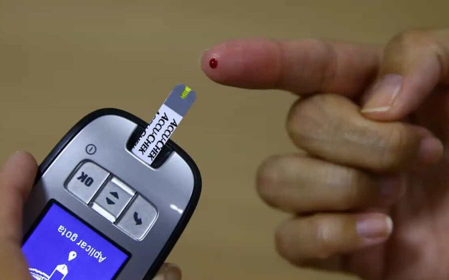 Médico alerta para o risco de pé diabético em pacientes