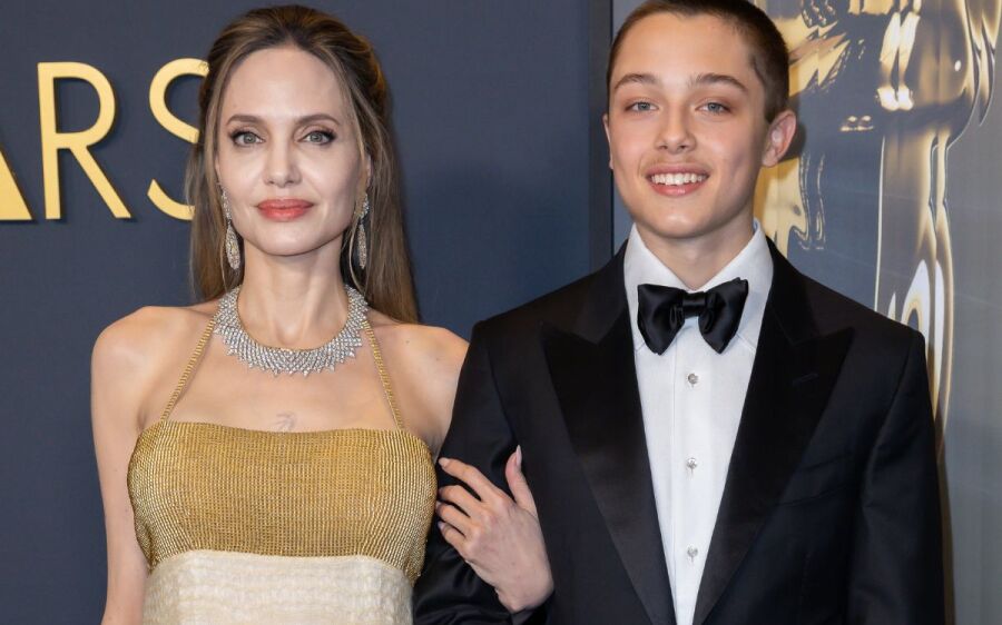Filho de Angelina Jolie rouba a cena em premiação com a mãe