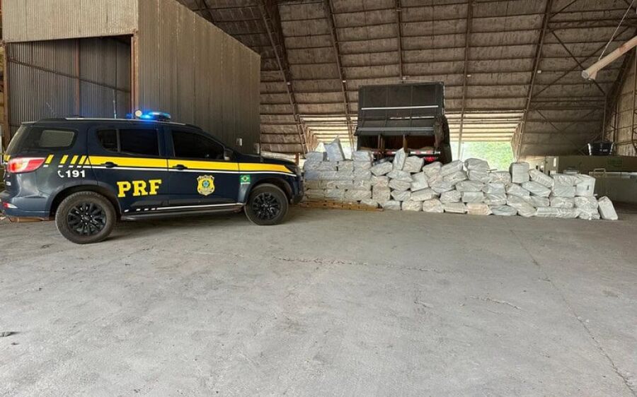 PRF apreende quase duas toneladas de maconha em caminhão carregado com milho 