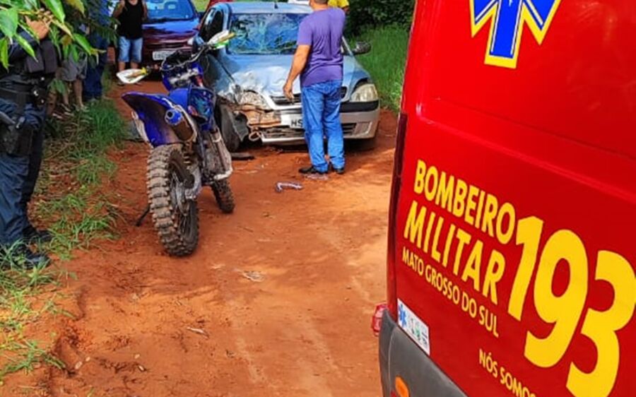 Colisão frontal entre moto de trilha e carro deixa duas pessoas feridas próximo ao Córrego Fortaleza