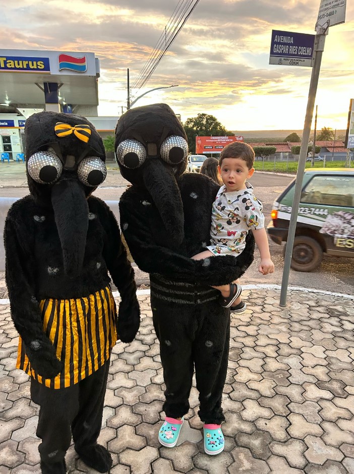 Fernanda Berigo, filho da secretária, e mascotes do combate à Dengue