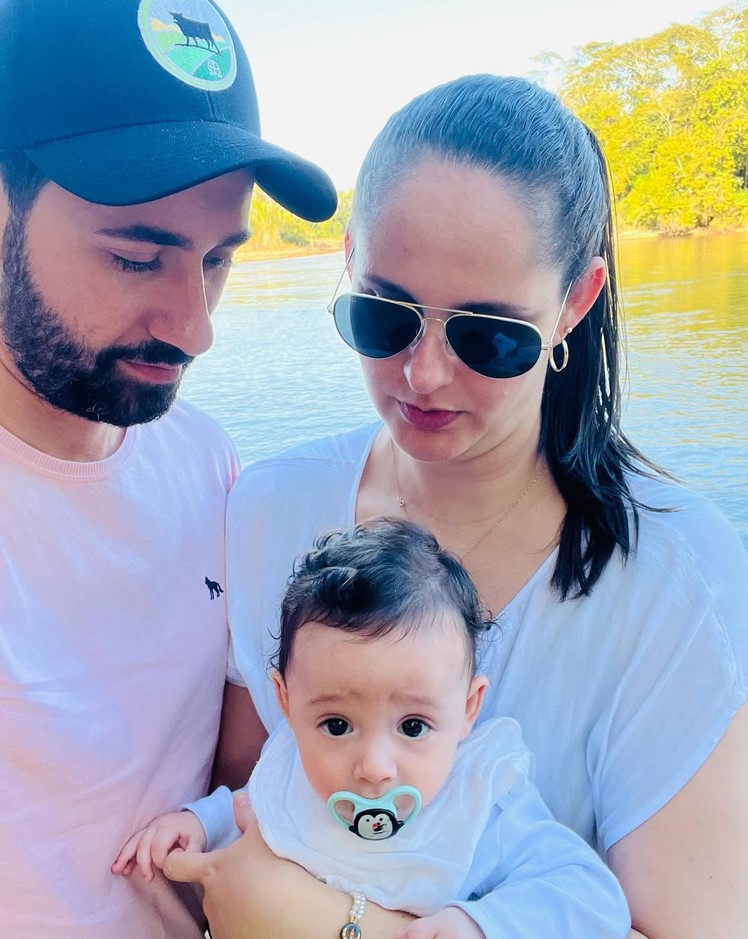Fernanda Berigo, seu esposo Welmer Amorim e o pequeno Fernando