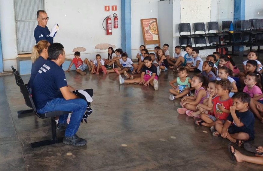 Joelson Mariano e equipe de combate a endemias durnante palestra de conscientização em escola municipal