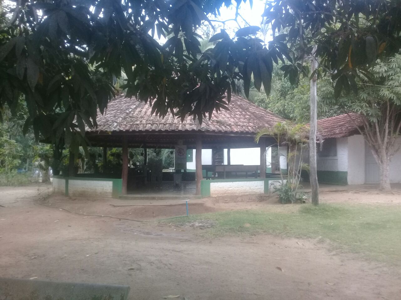 bar na beira do rio